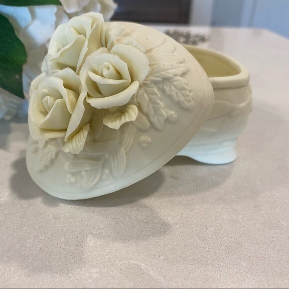 Vintage Porcelain Heart Shaped Jewelry Trinket box with delicate Roses - Picture 3 of 9